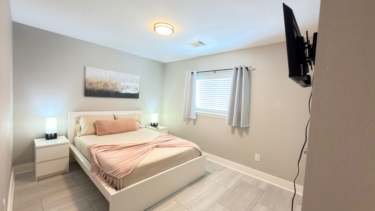 Cozy Home Near Hospitals - Photo 4