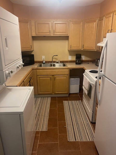 Sunny Haven Inviting Pet-Friendly Apartment with King Bedroom, Modern Comforts & Private Backyard Re - Photo 4