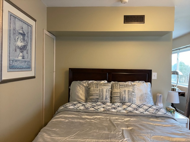 Sunny Haven Inviting Pet-Friendly Apartment with King Bedroom, Modern Comforts & Private Backyard Re - Photo 6