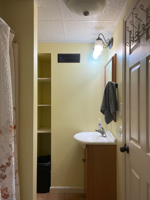 Sunny Haven Inviting Pet-Friendly Apartment with King Bedroom, Modern Comforts & Private Backyard Re - Photo 10