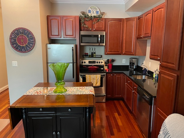 Furnished 2 Bed/ 2 Bath Home on Quiet Street - Photo 4