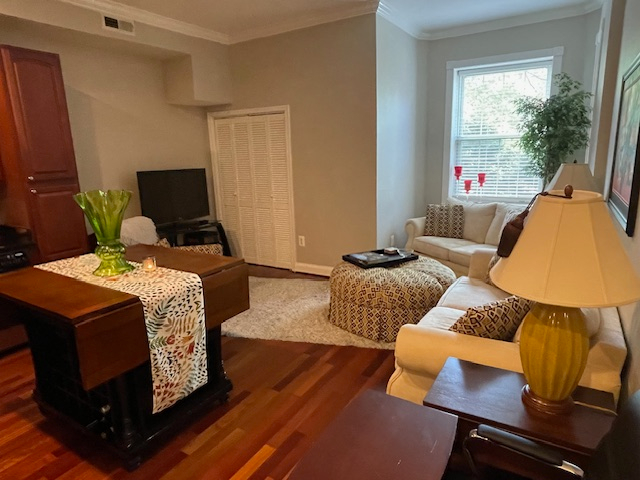 Furnished 2 Bed/ 2 Bath Home on Quiet Street - Photo 2