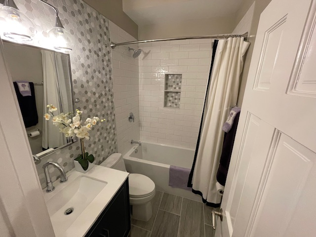 Furnished 2 Bed/ 2 Bath Home on Quiet Street - Photo 10