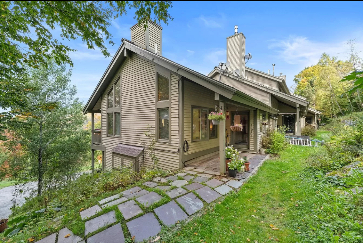 beautiful mountain condo with stunning views and perfect location - Photo 1