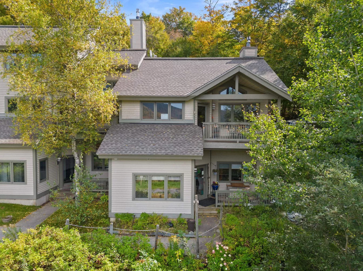 beautiful mountain condo with stunning views and perfect location - Photo 2