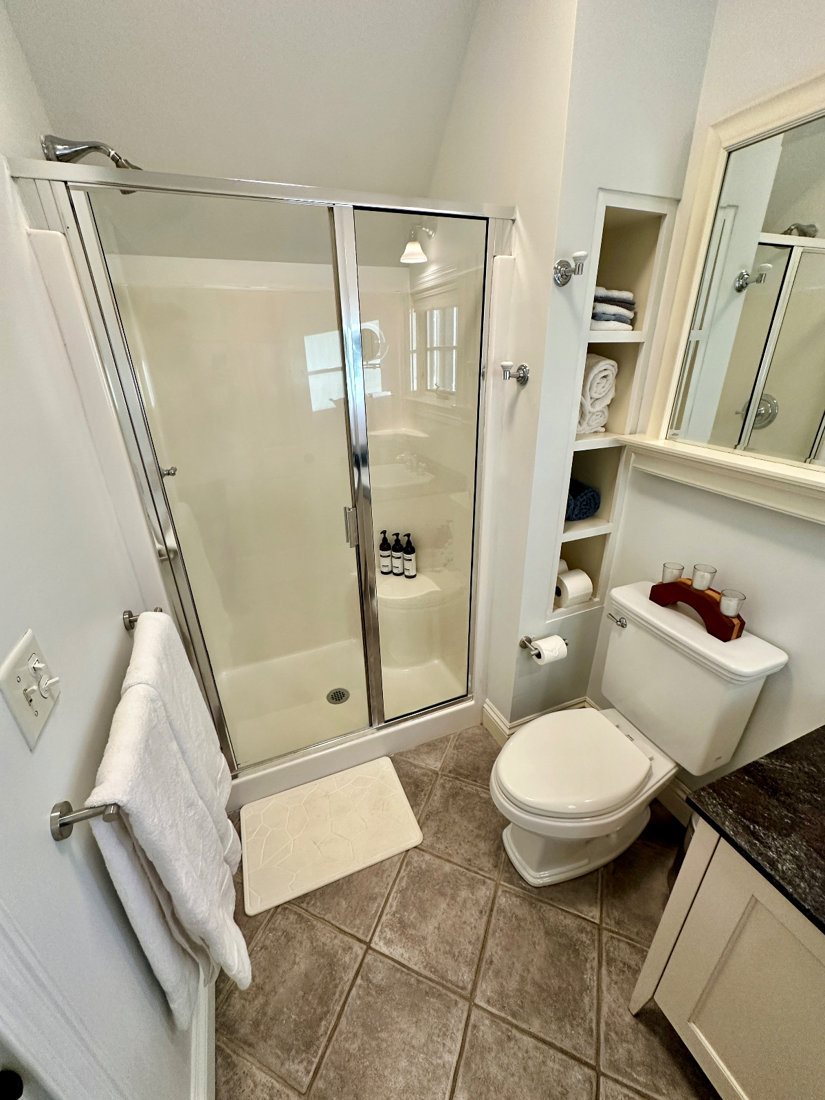 Luxury 2BR Hill Section Apartment / Walk to UVM Medical / Parking, W/D, High-End Furnished - Photo 5