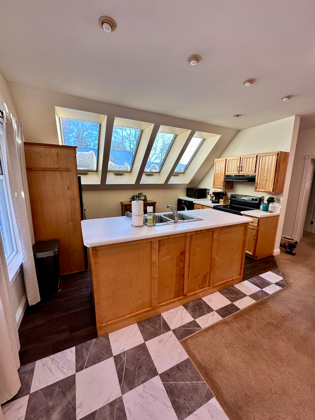 Luxury 2BR Hill Section Apartment / Walk to UVM Medical / Parking, W/D, High-End Furnished - Photo 9