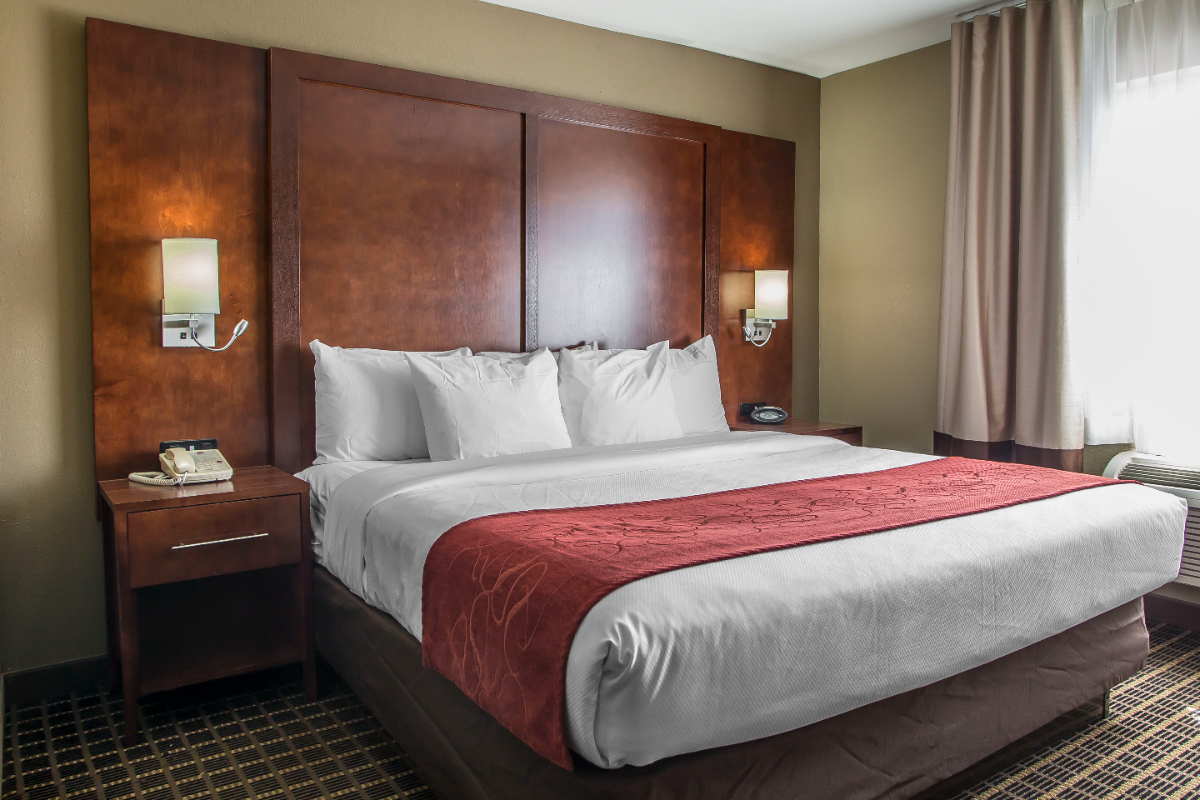 Deluxe Delavan Stay Cozy Comfort Suites with King Beds, Jacuzzi & Poolside Patio - A Stroll Away from Shops & Eateries Room 1