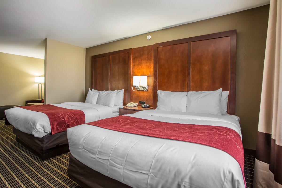 Deluxe Delavan Stay Cozy Comfort Suites with King Beds, Jacuzzi & Poolside Patio - A Stroll Away from Shops & Eateries Room 2