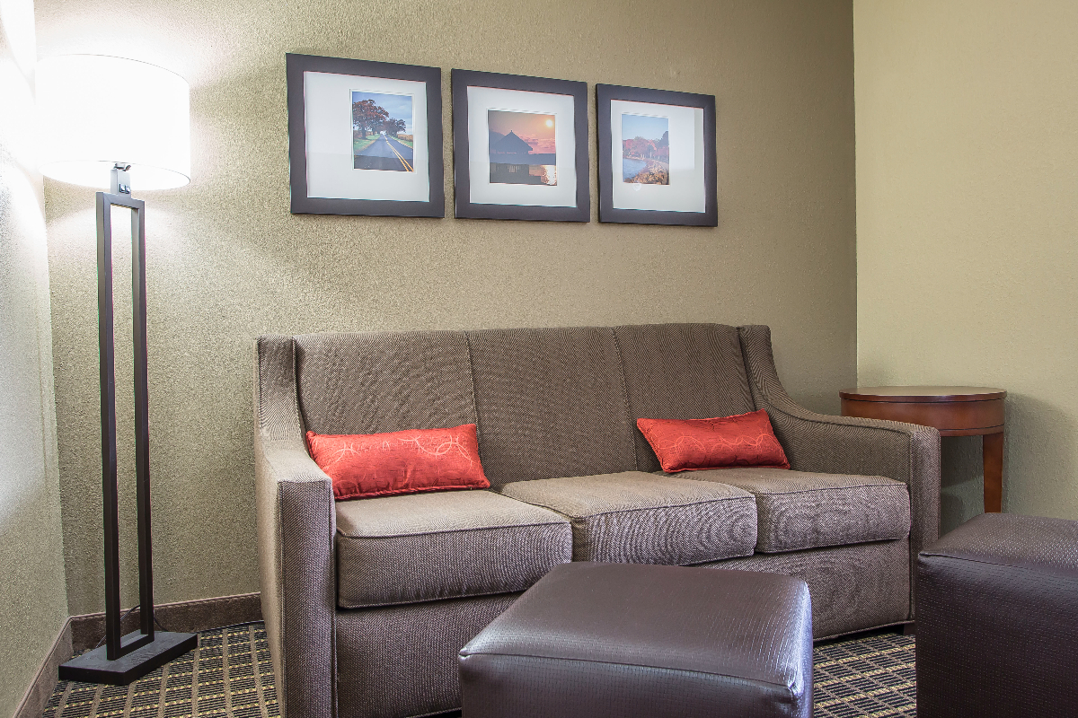Deluxe Delavan Stay Cozy Comfort Suites with King Beds, Jacuzzi & Poolside Patio - A Stroll Away from Shops & Eateries Room 3