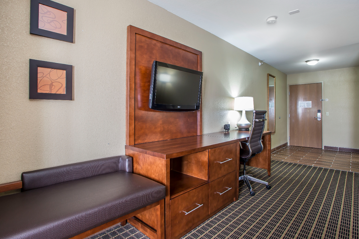 Deluxe Delavan Stay Cozy Comfort Suites with King Beds, Jacuzzi & Poolside Patio - A Stroll Away from Shops & Eateries Room 4