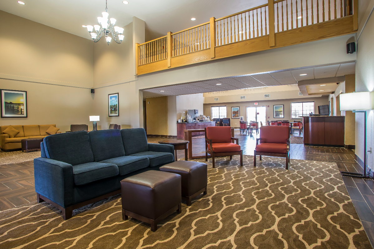 Deluxe Delavan Stay Cozy Comfort Suites with King Beds, Jacuzzi & Poolside Patio - A Stroll Away from Shops & Eateries Room 5