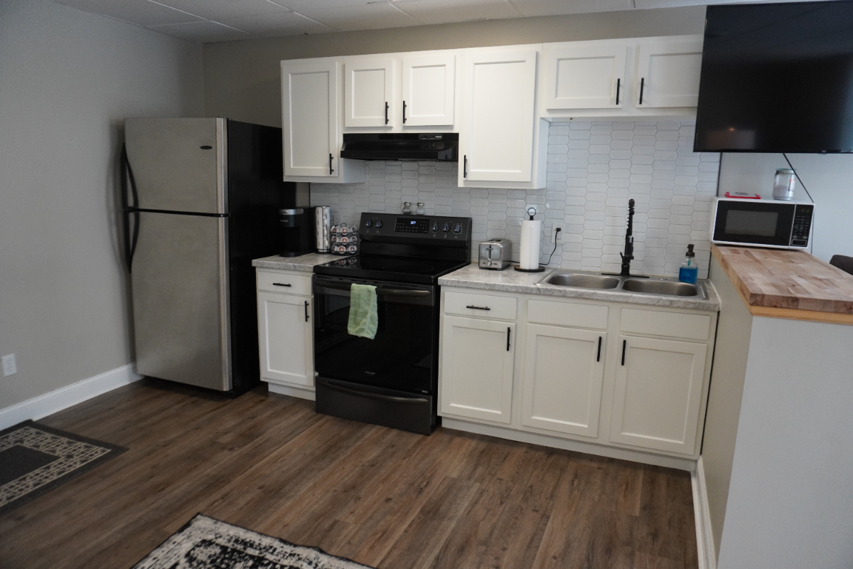 Cozy and Charming 1 Bedroom Apartment in Prime Location - Photo 2