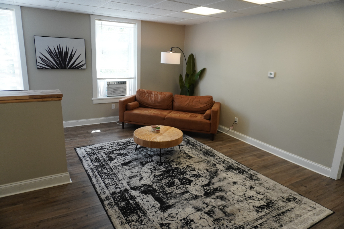 Cozy and Charming 1 Bedroom Apartment in Prime Location - Photo 9