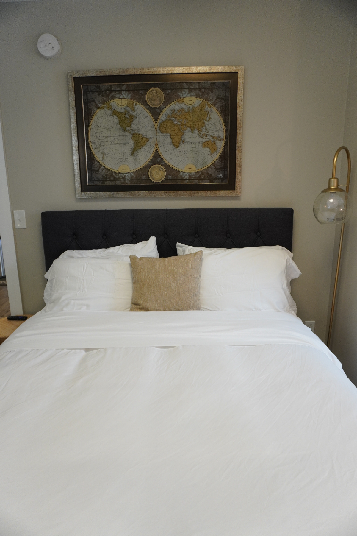 Cozy and Charming 1 Bedroom Apartment in Prime Location - Photo 5