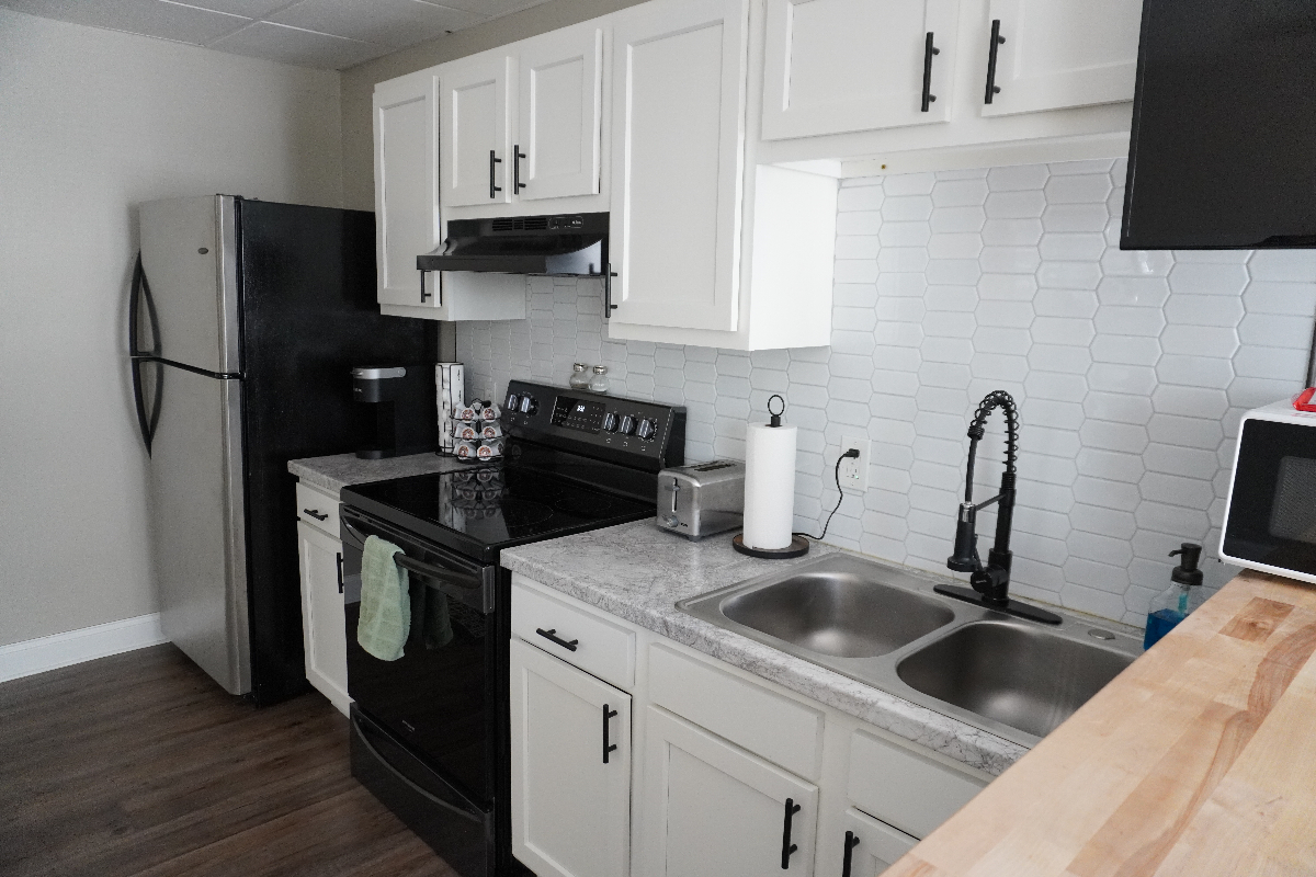 Cozy and Charming 1 Bedroom Apartment in Prime Location - Photo 3