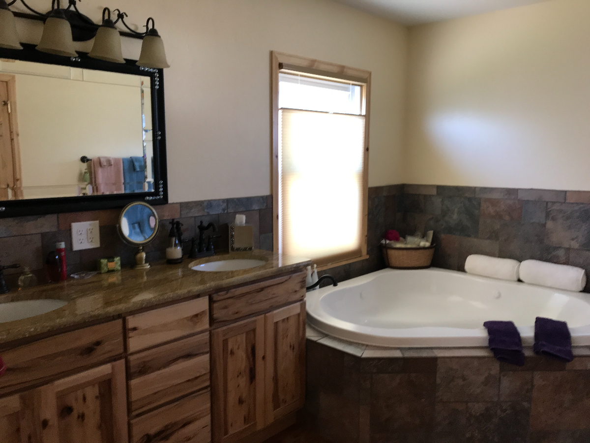 Modern fully furnished executive home in the Avenues in Cheyenne, WY - Photo 3