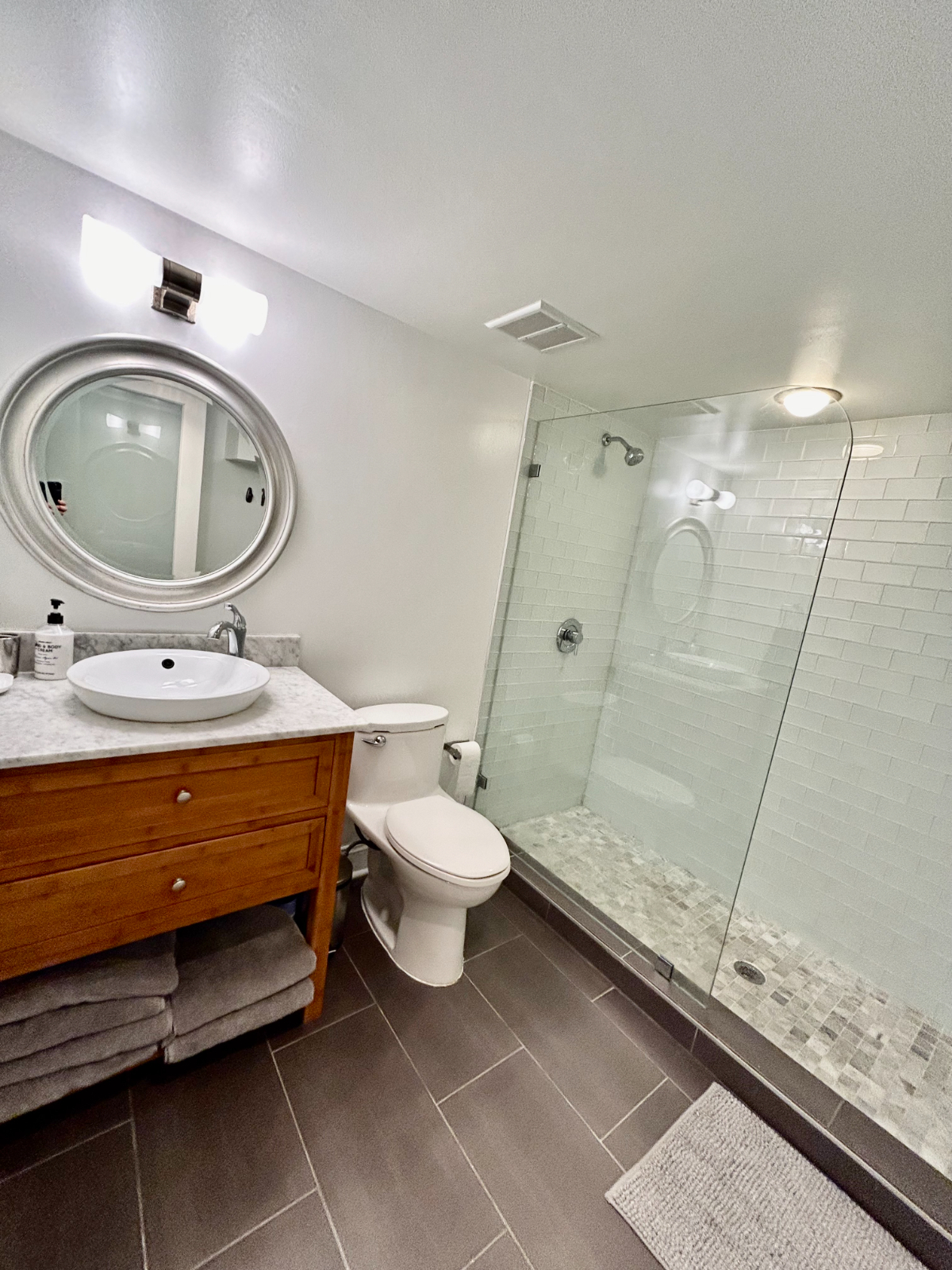 Classic, Modern City Apartment - Photo 10