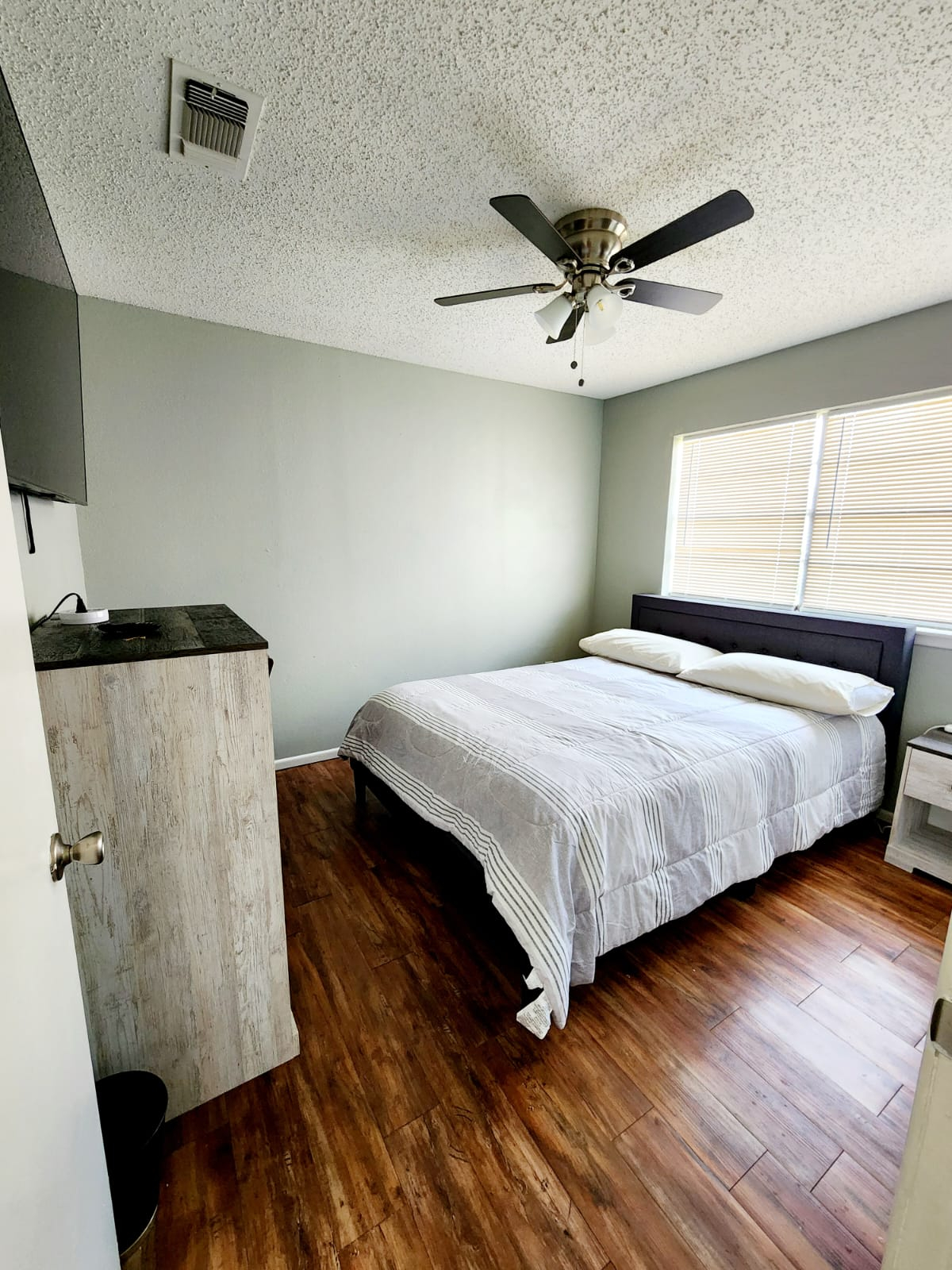 PRIVATE ROOM IN GOOD NEIGHBORHOOD CLOSE TO HOSPITALS AND TTU - Photo 3