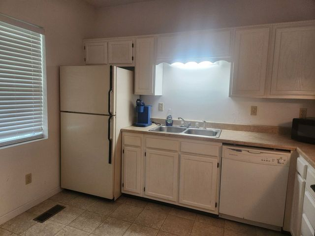 Cozy 1 Bed 1 Bath - Photo 2