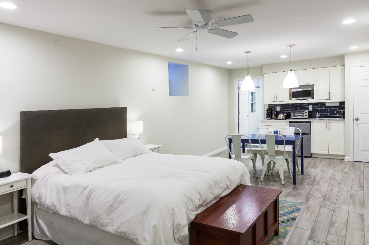 Spacious Garden Apartment w Private Entrance, Bath, and Kitchenette - Photo 1