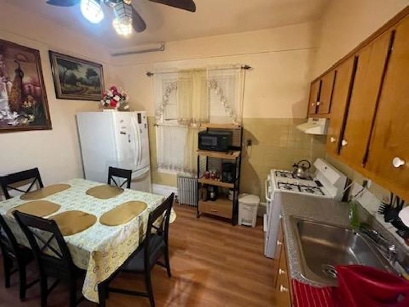 Chrystal Chateau Room Rental - Photo 3