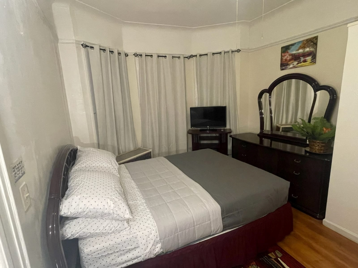 Chrystal Chateau Room Rental - Photo 5