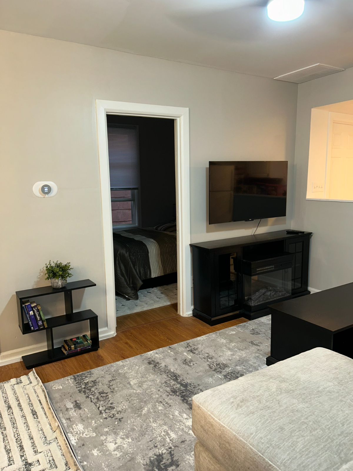Charming Bedroom For Rent -2A - Photo 5