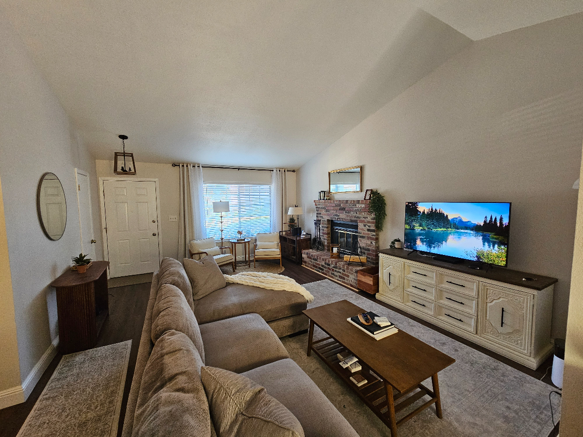 Cozy Northwest Hillside Home - Photo 4