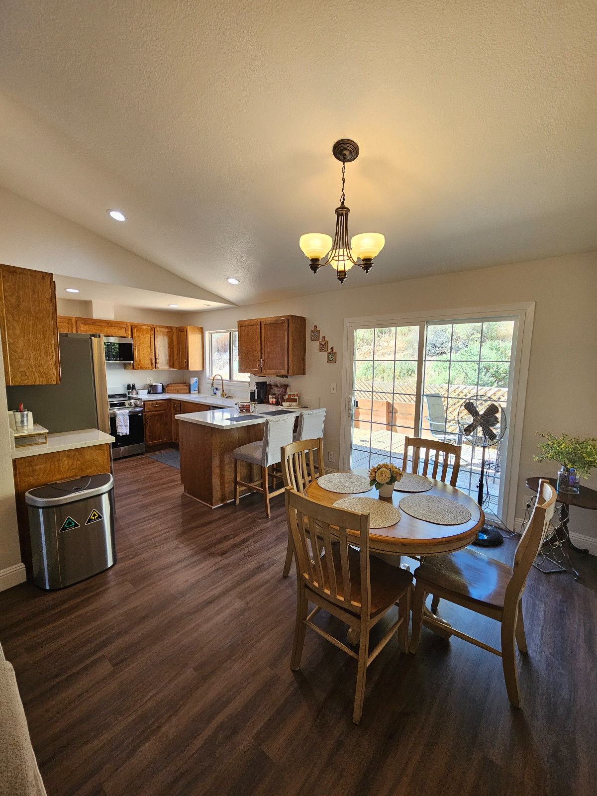 Cozy Northwest Hillside Home - Photo 6