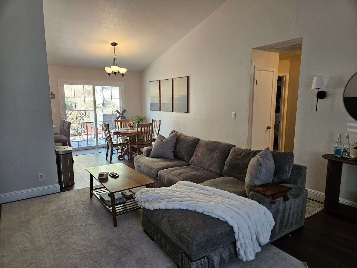 Cozy Northwest Hillside Home - Photo 5