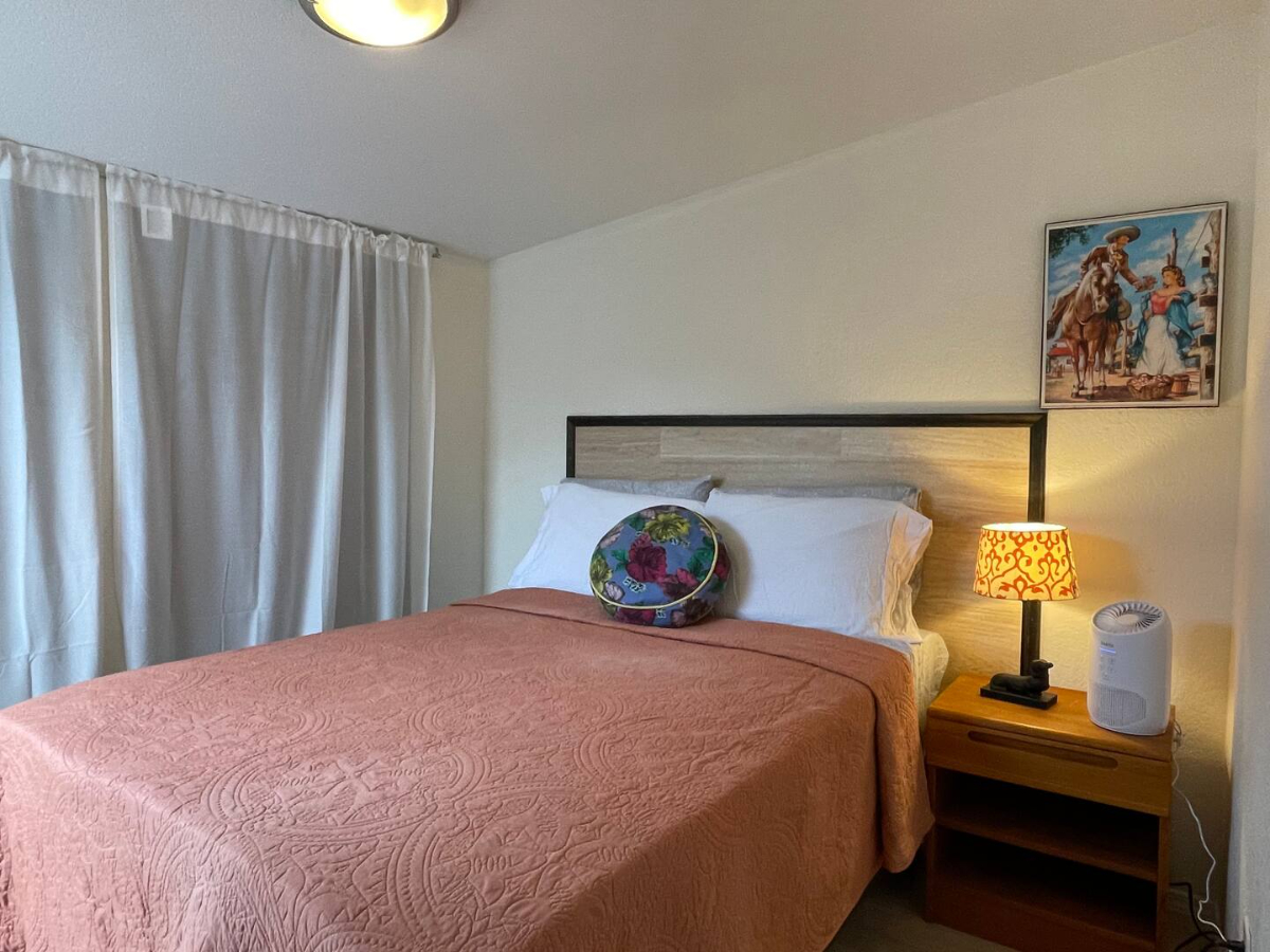 Cozy one bedroom near downtown - Photo 1