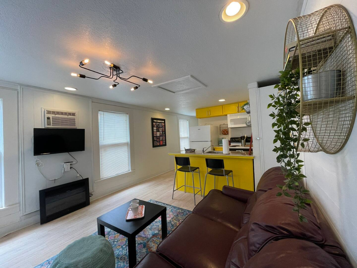 Cozy one bedroom near downtown - Photo 4