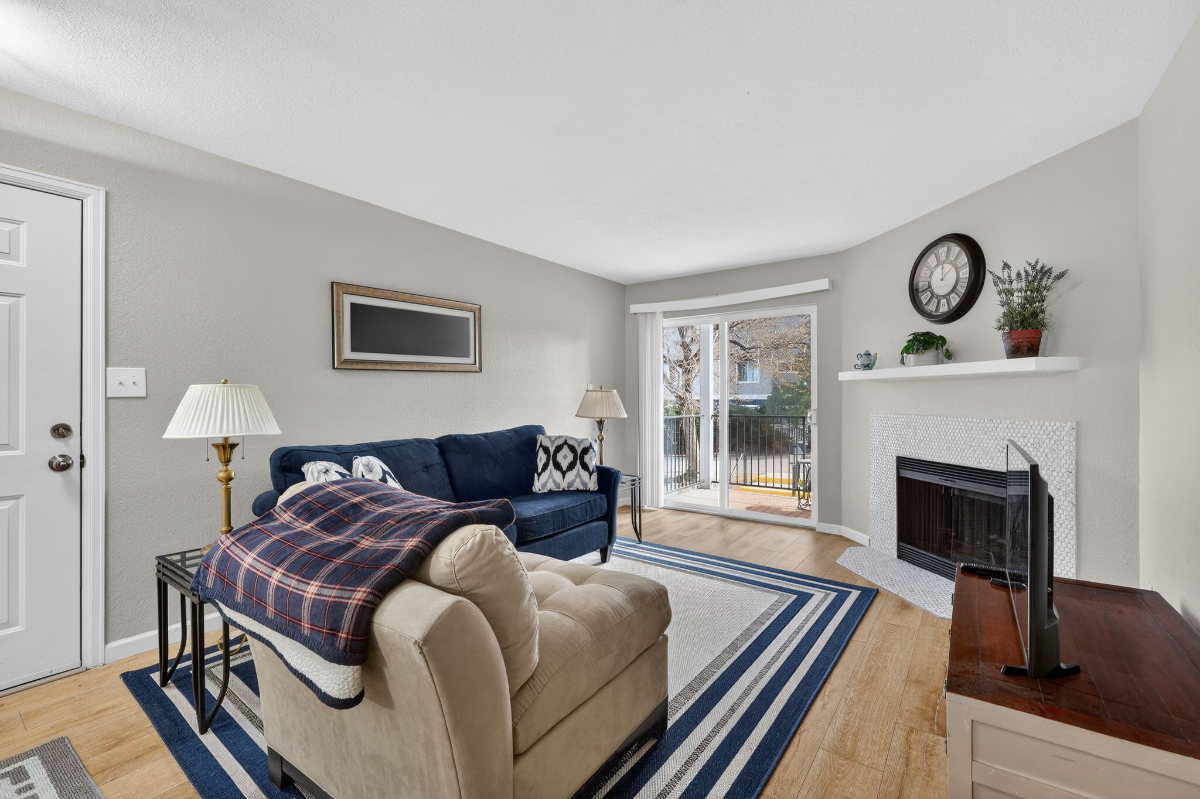 Beautiful Fully-Remodeled Lakewood One-Bedroom Apartment with All Amenities and Ideal Location, Near - Photo 9