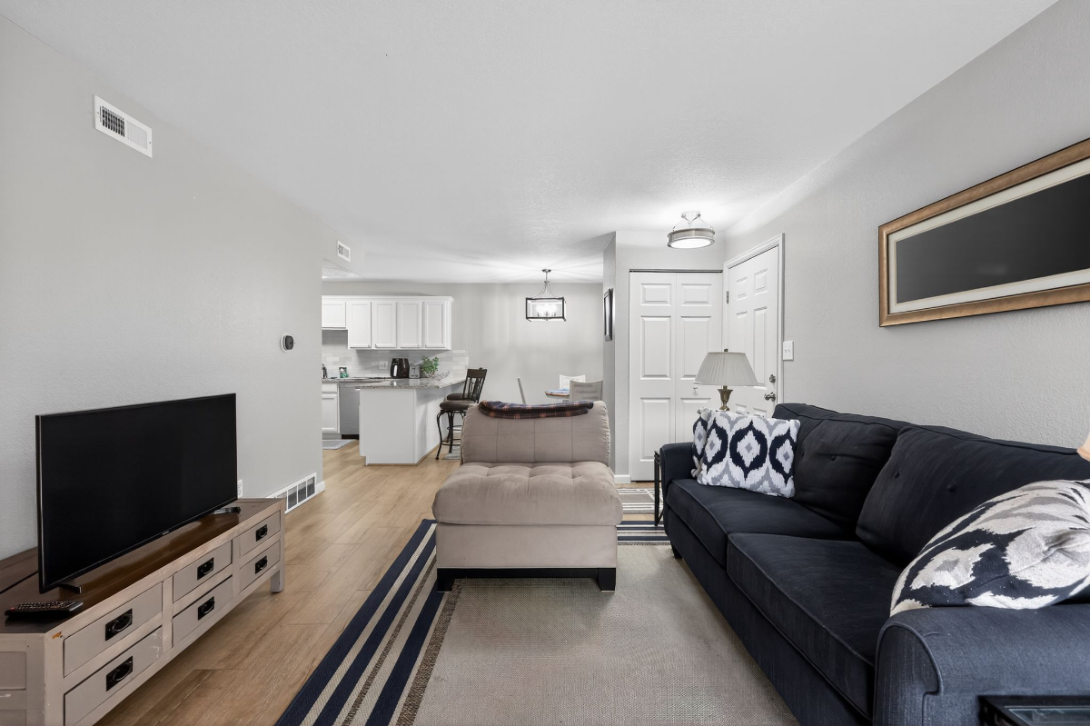 Beautiful Fully-Remodeled Lakewood One-Bedroom Apartment with All Amenities and Ideal Location, Near - Photo 10