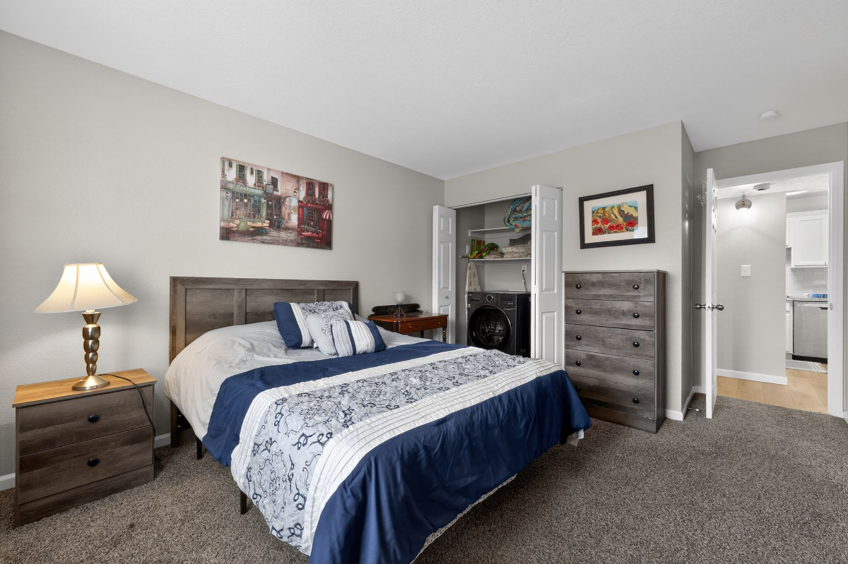 Beautiful Fully-Remodeled Lakewood One-Bedroom Apartment with All Amenities and Ideal Location, Near - Photo 12