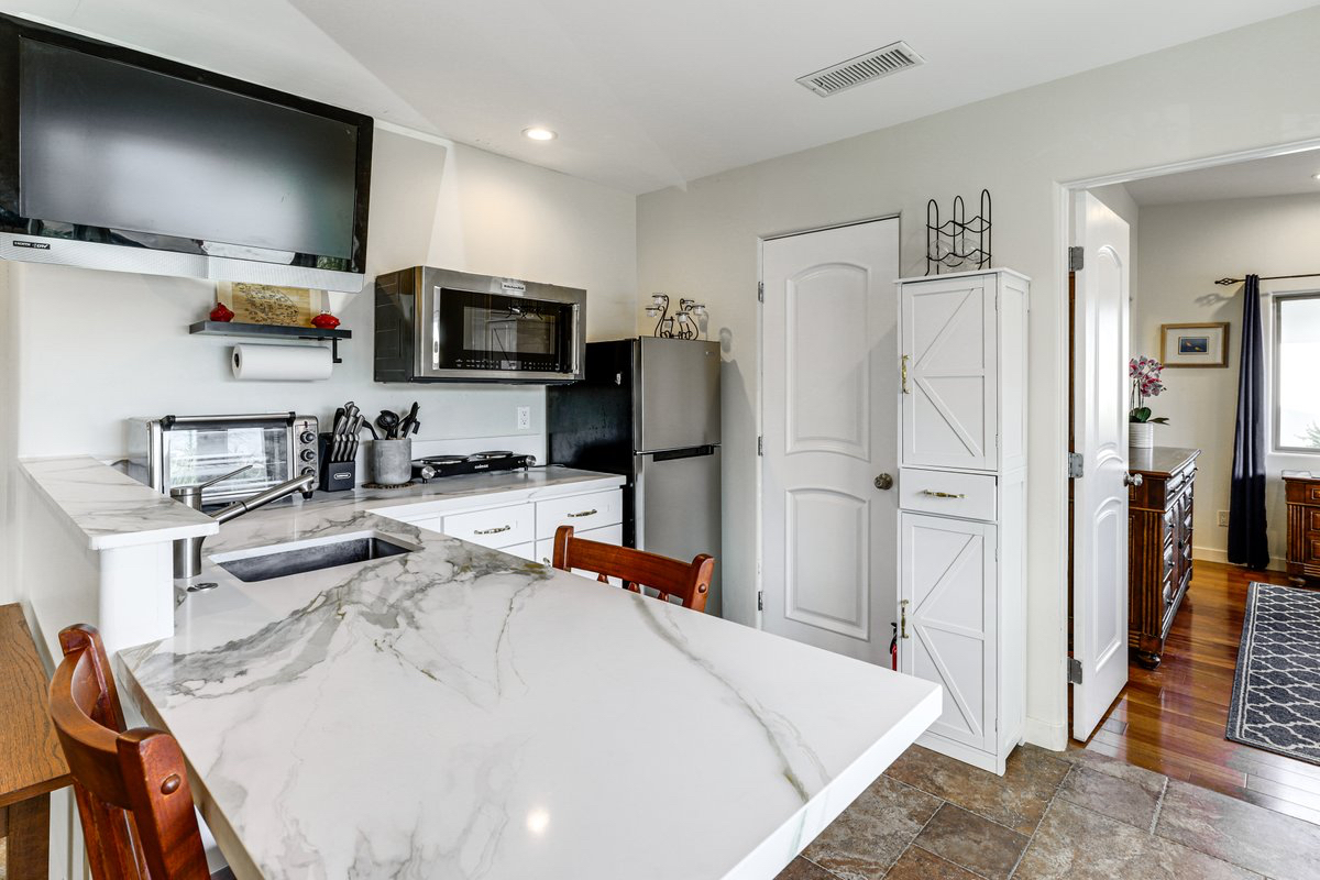 Centrally Located 1 Bed 1 Bath Apartment - Photo 5