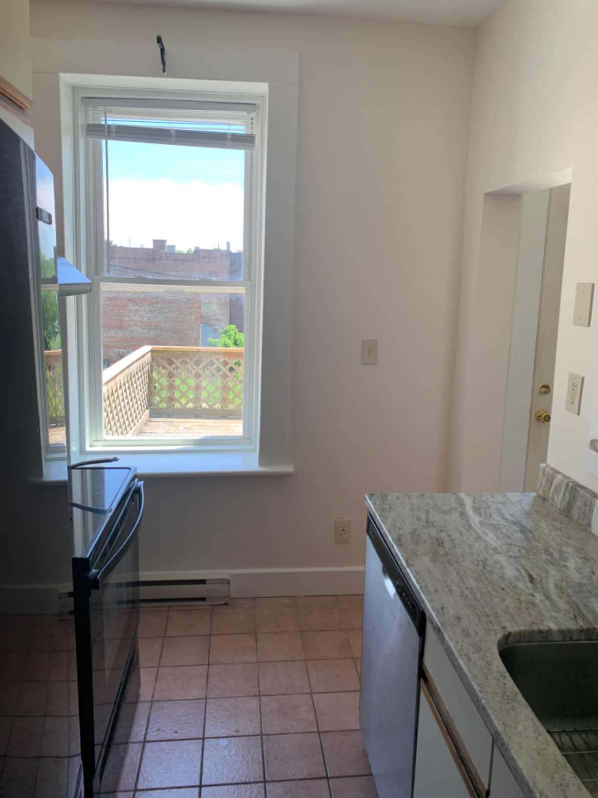 Stylish 2BD Duplex with yard and parking - Photo 4