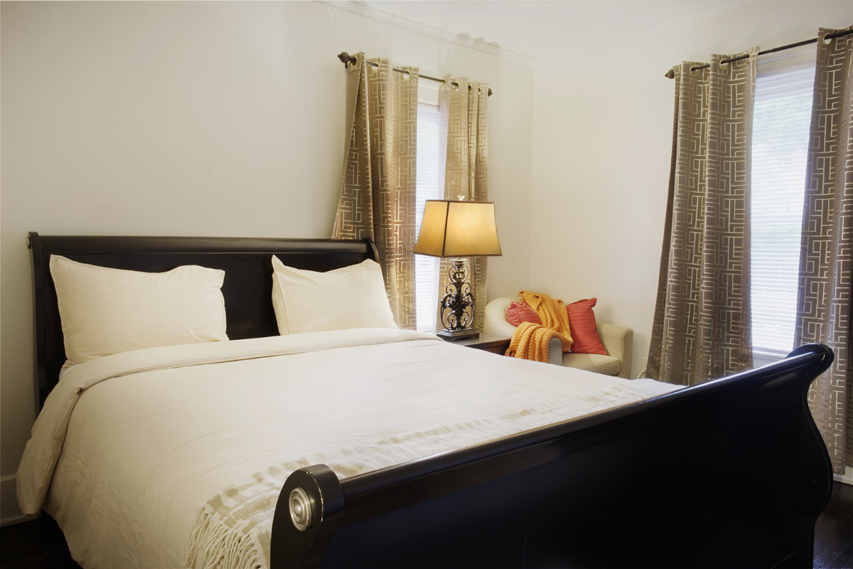 Furnished room in a cozy home. Queen size bed. - Photo 1