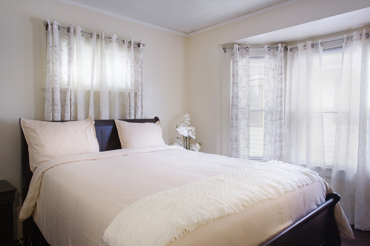 Furnished room in a cozy home. Queen size bed. - Photo 1