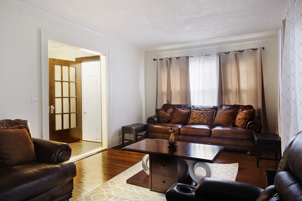 Furnished room in a cozy home. Queen size bed. - Photo 7