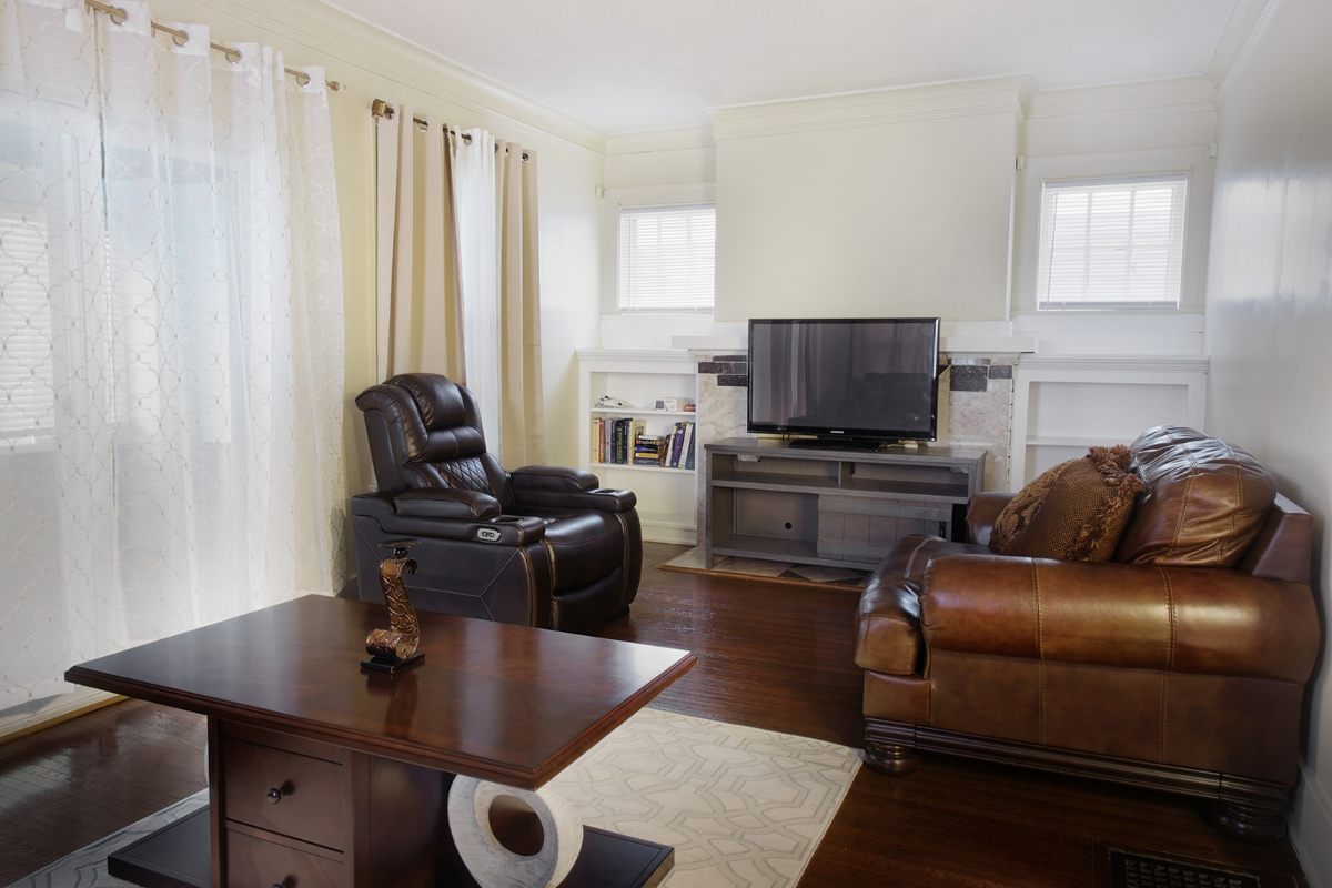 Furnished room in a cozy home. Queen size bed. - Photo 6