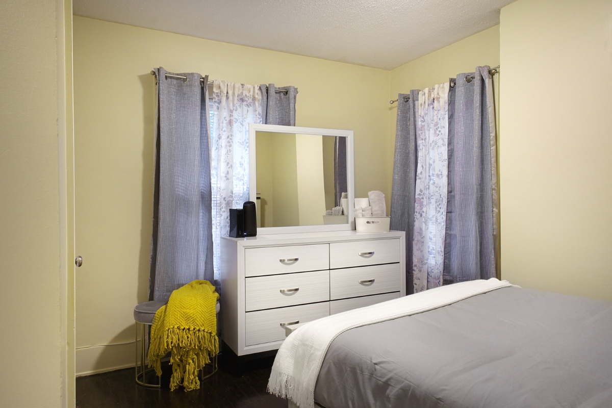 Furnished room in a cozy home. Queen size bed. - Photo 3