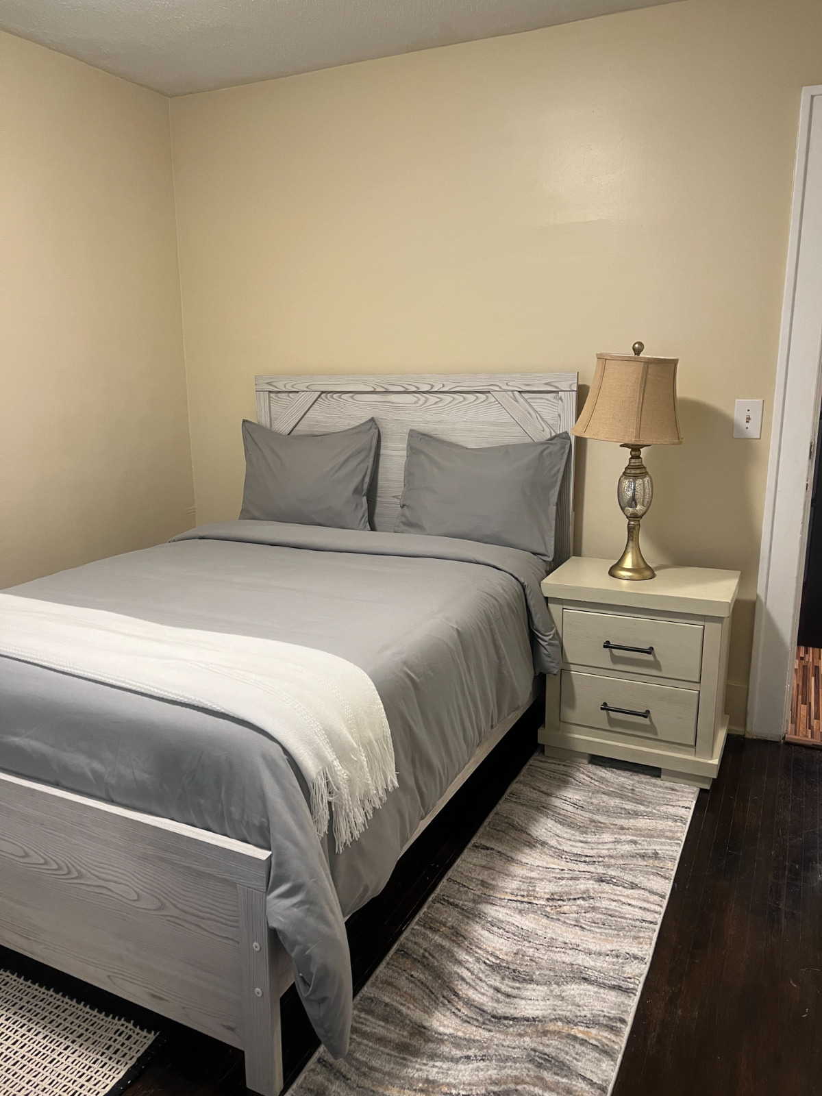 Furnished room in a cozy home. Queen size bed. - Photo 1