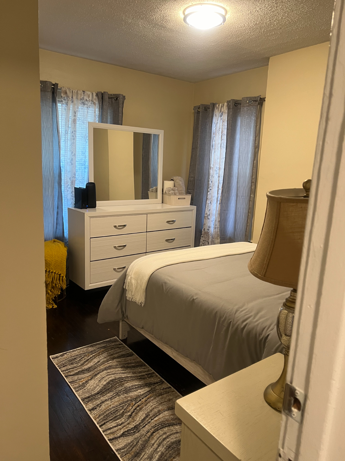 Furnished room in a cozy home. Queen size bed. - Photo 2