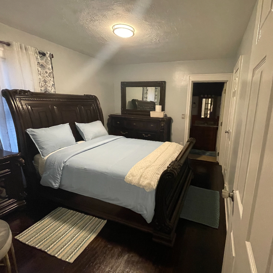 Furnished room in a cozy home. Queen size bed. - Photo 1