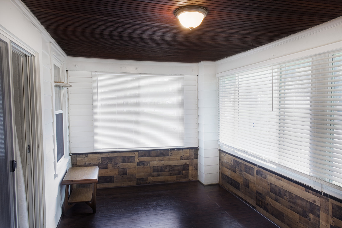 Furnished room in a cozy home. Queen size bed. - Photo 12