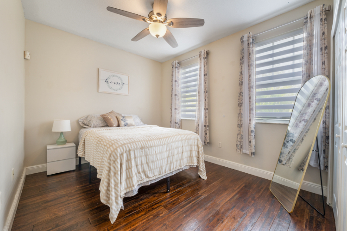 Spacious Queen Size with Shared Bathroom