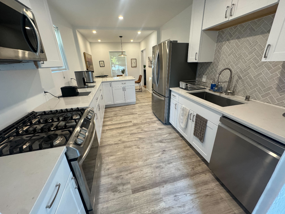 West LA Fully Furnished 2 Bedroom Bungalow - Photo 3