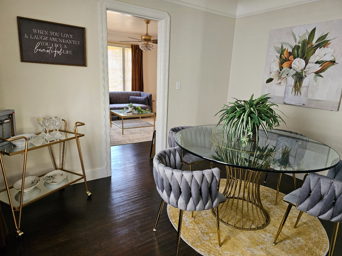 Chic and Classy Home in a Quiet Walkable Neighborhood,Off Street Parking - Photo 3